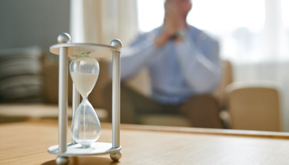 Hourglass symbolizing cash flow timing and delayed customer payments